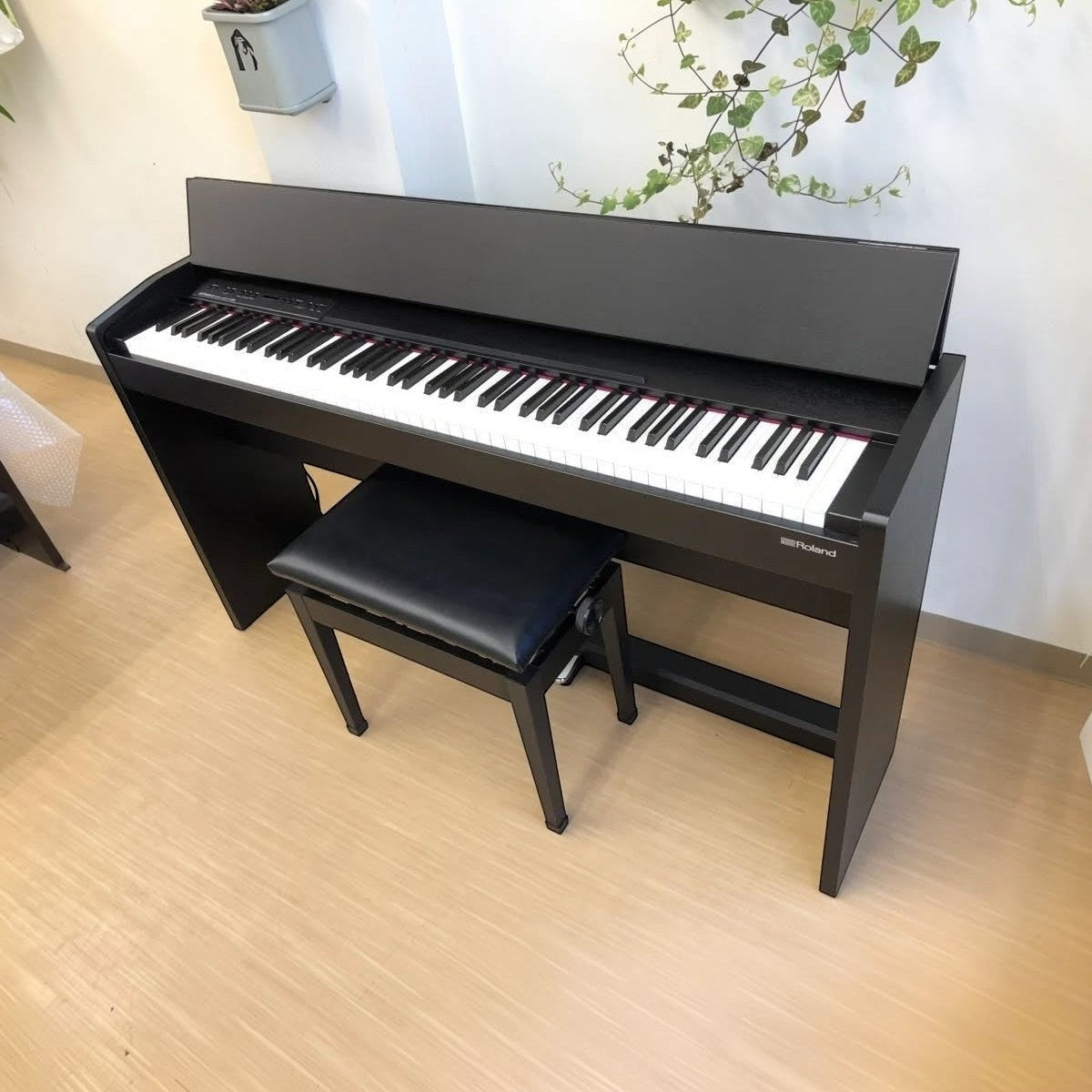 Đàn piano điện Roland F120 màu đen thiết kế dáng tủ gọn gàng, hiện đại tại showroom TÂN NHẠC CỤ