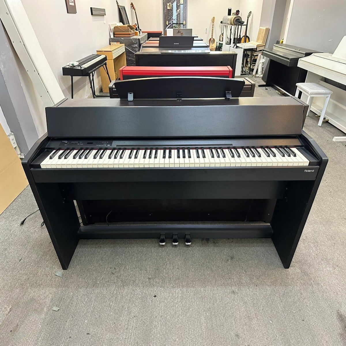 Đàn piano điện Roland F120 màu đen thiết kế dáng tủ gọn gàng, sang trọng tại showroom TÂN NHẠC CỤ
