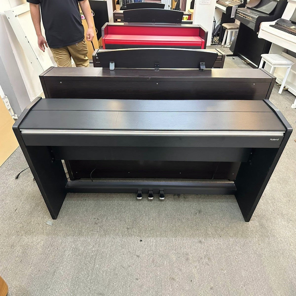 Đàn piano điện Roland F120 màu đen thiết kế dáng tủ gọn gàng tại showroom Tân Nhạc Cụ