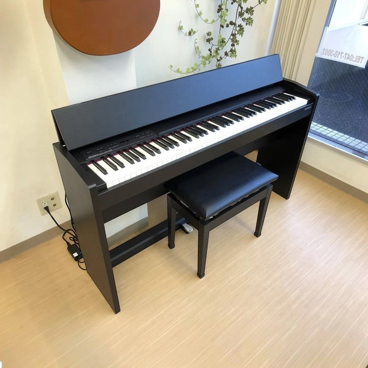 Đàn piano điện Roland F120 màu đen thiết kế dáng tủ gọn gàng, hiện đại tại showroom TÂN NHẠC CỤ