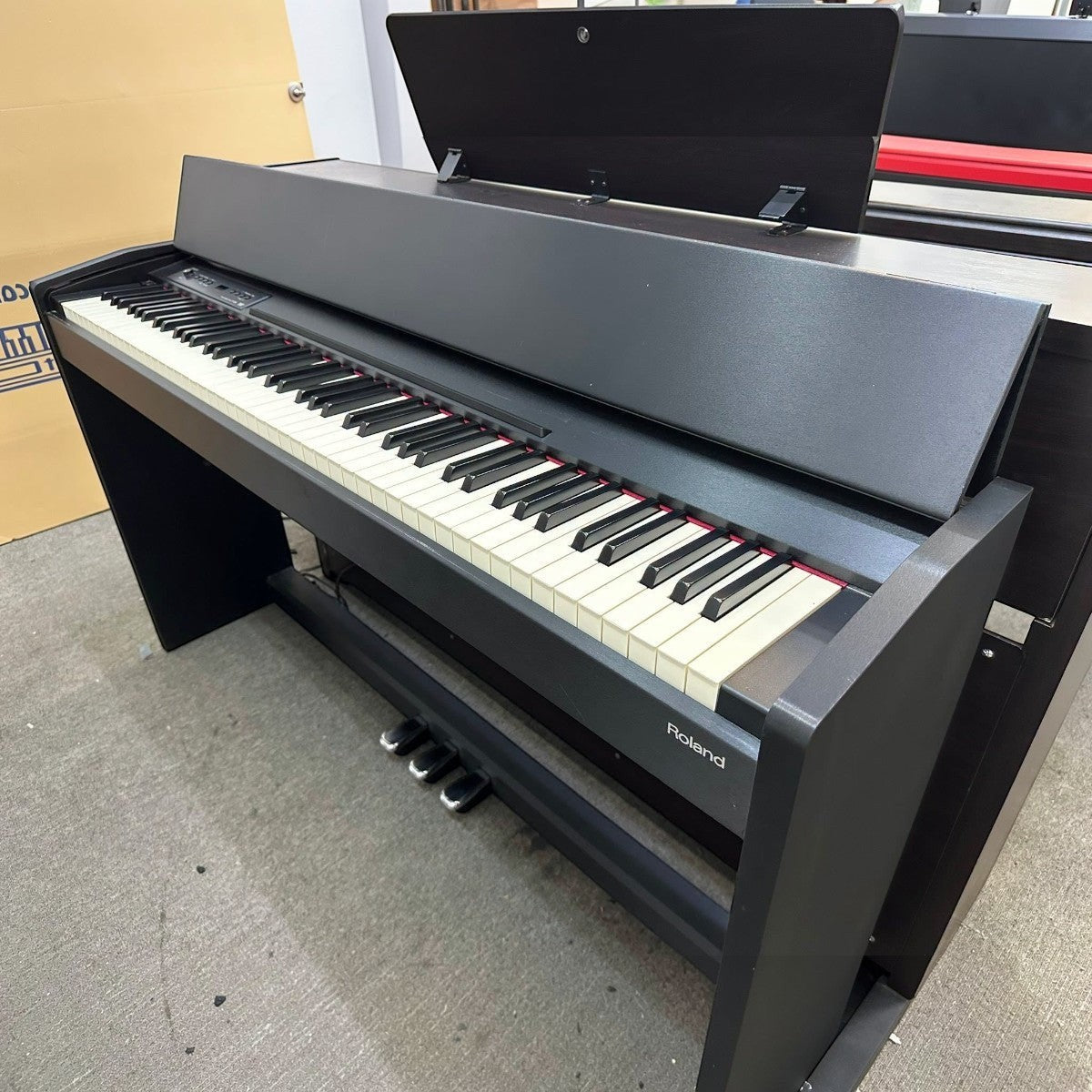 Đàn piano điện Roland F120 màu đen thiết kế dáng tủ gọn gàng, bàn phím Ivory Feel-G tại cửa hàng TÂN NHẠC CỤ