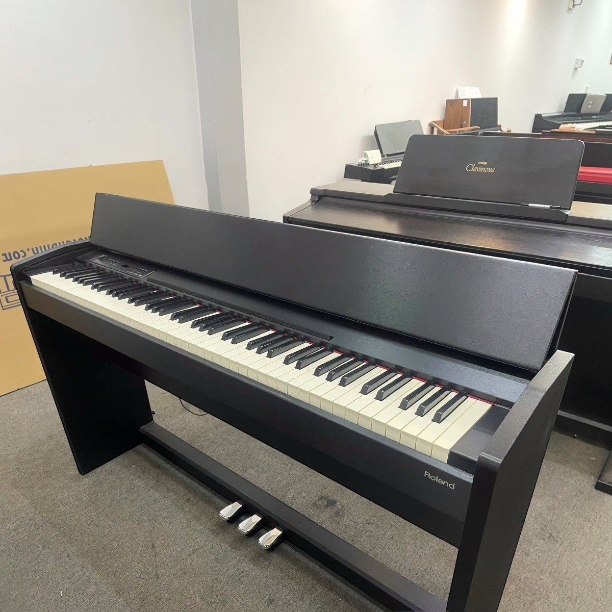 Đàn piano điện Roland F120 màu đen thiết kế dáng tủ gọn gàng tại showroom TÂN NHẠC CỤ