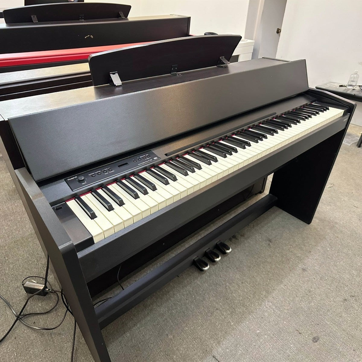 Đàn piano điện Roland F120 màu đen thiết kế dáng tủ gọn gàng tại cửa hàng TÂN NHẠC CỤ