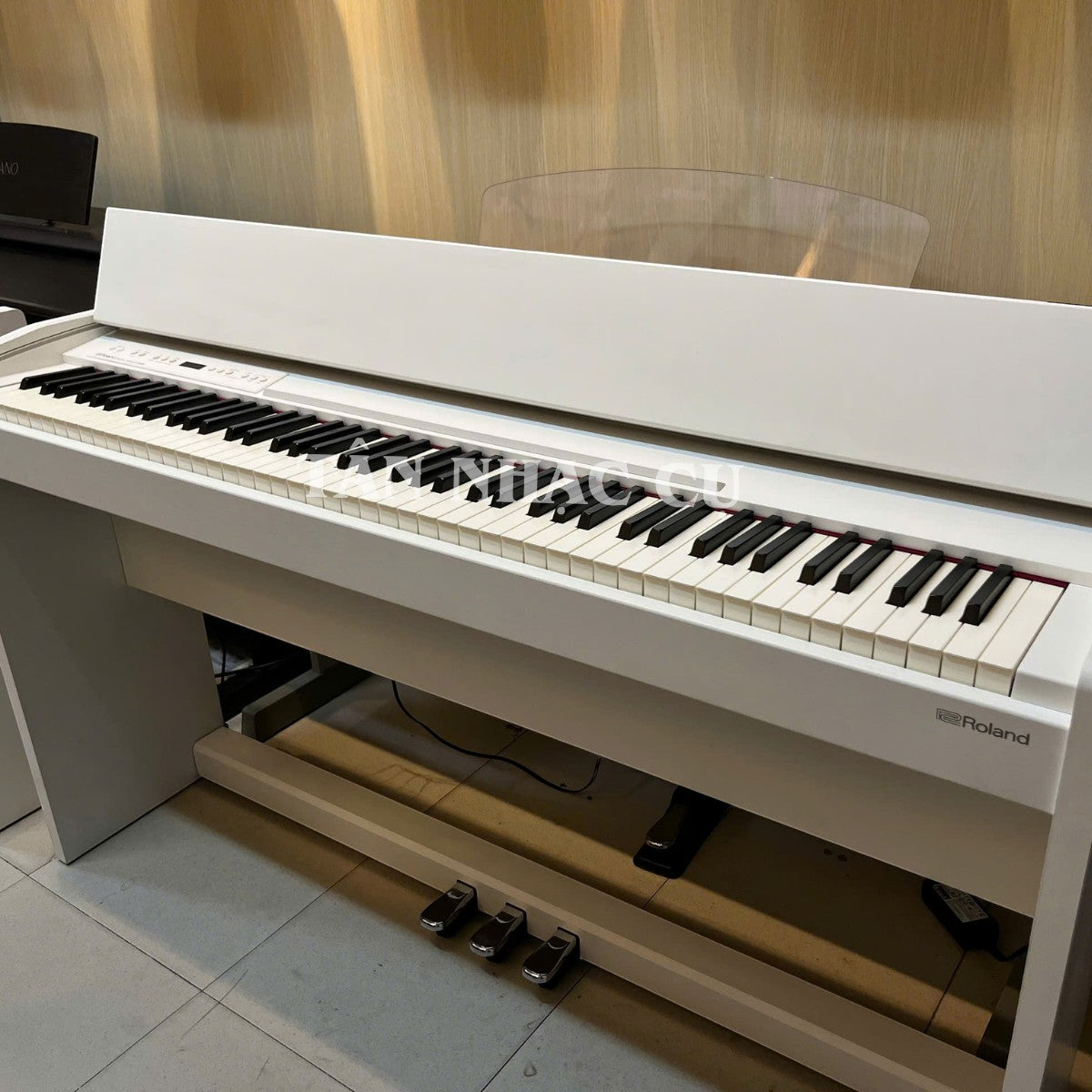 Đàn piano điện Roland F140 màu trắng thiết kế nhỏ gọn tại TÂN NHẠC CỤ với bàn phím PHA-4 Standard