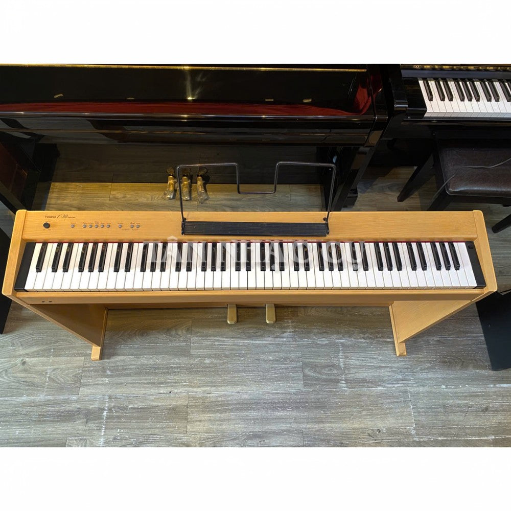 Đàn piano điện Roland F30 màu gỗ tự nhiên với 88 phím tại TÂN NHẠC CỤ, thiết kế gọn gàng thanh lịch