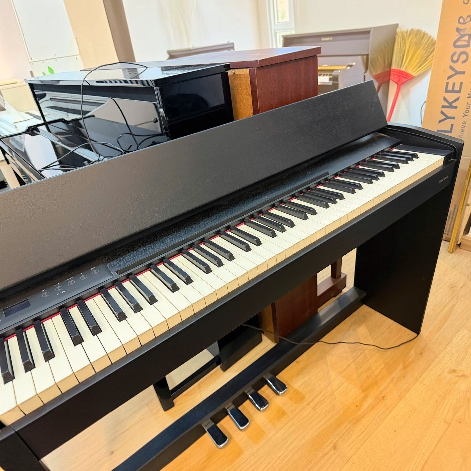 Đàn piano điện Roland F701 màu đen tại showroom TÂN NHẠC CỤ với thiết kế dáng phẳng hiện đại và bàn phím 88 phím