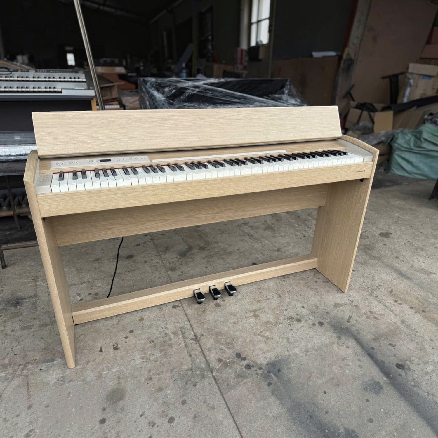 Đàn piano điện Roland F701 màu gỗ sồi sang trọng tại showroom TÂN NHẠC CỤ