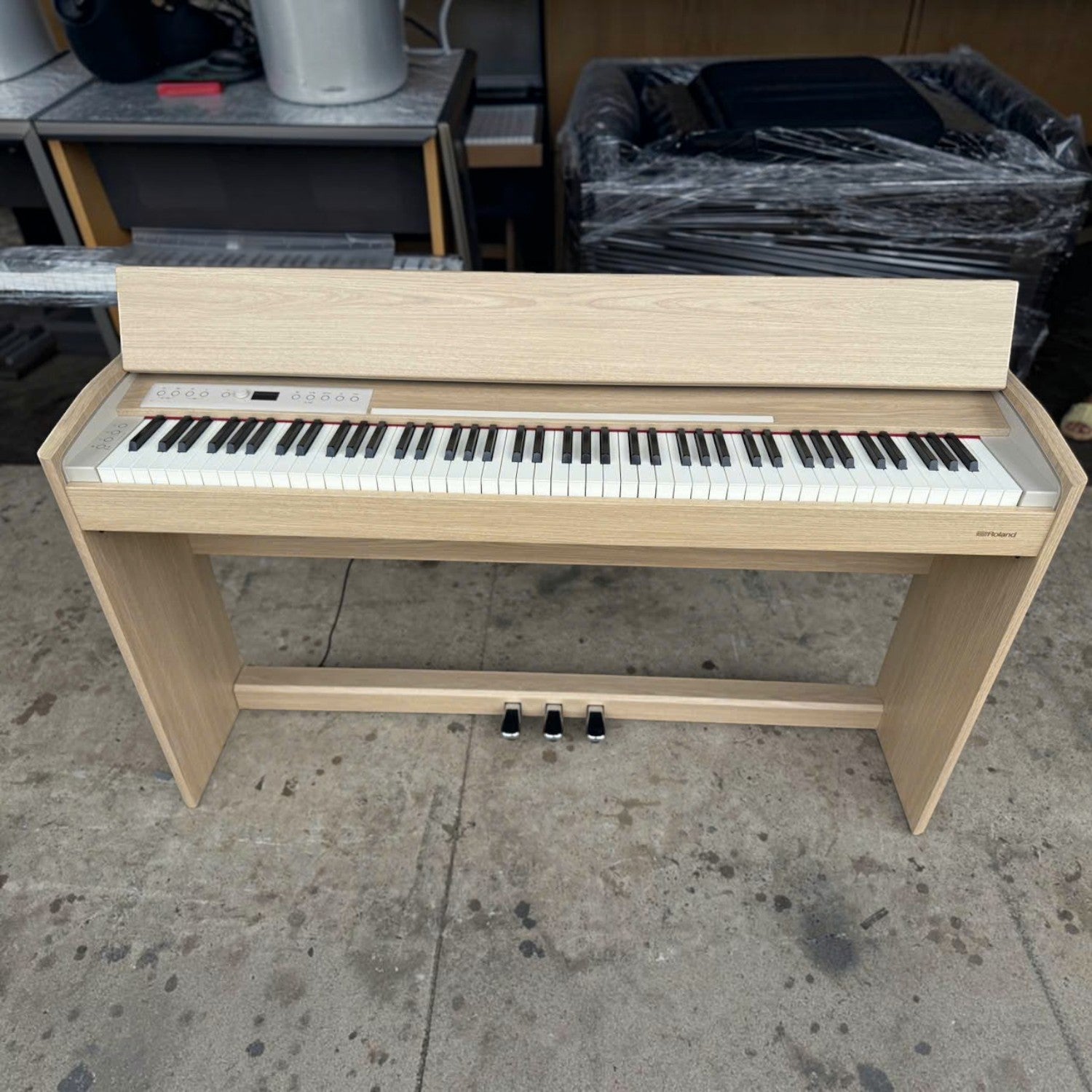 Đàn piano điện Roland F701 màu gỗ sồi sang trọng tại TÂN NHẠC CỤ với thiết kế dáng phẳng hiện đại và 88 phím đàn