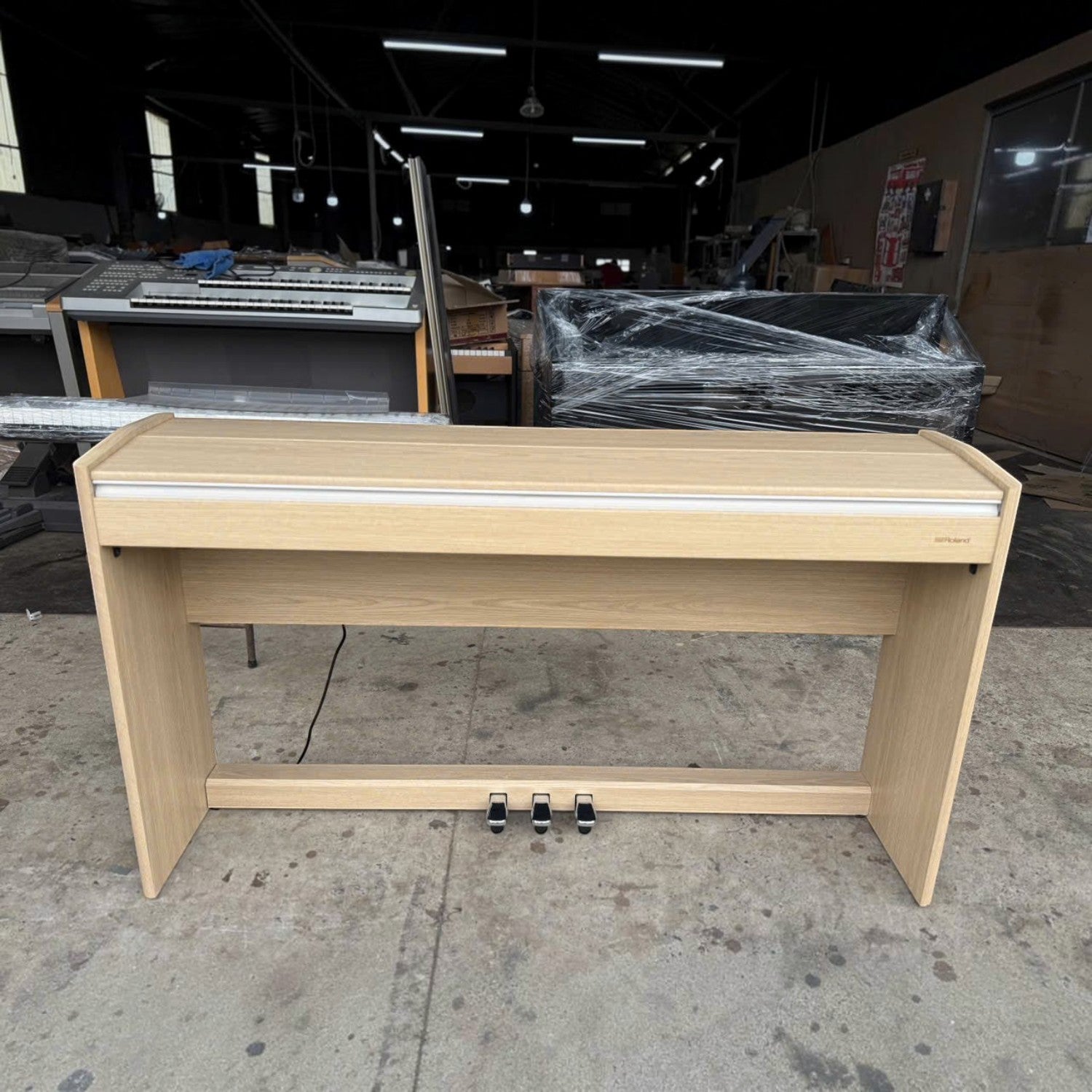 Đàn piano điện Roland F701 màu sồi hiện đại, thiết kế dáng phẳng tinh tế tại showroom TÂN NHẠC CỤ