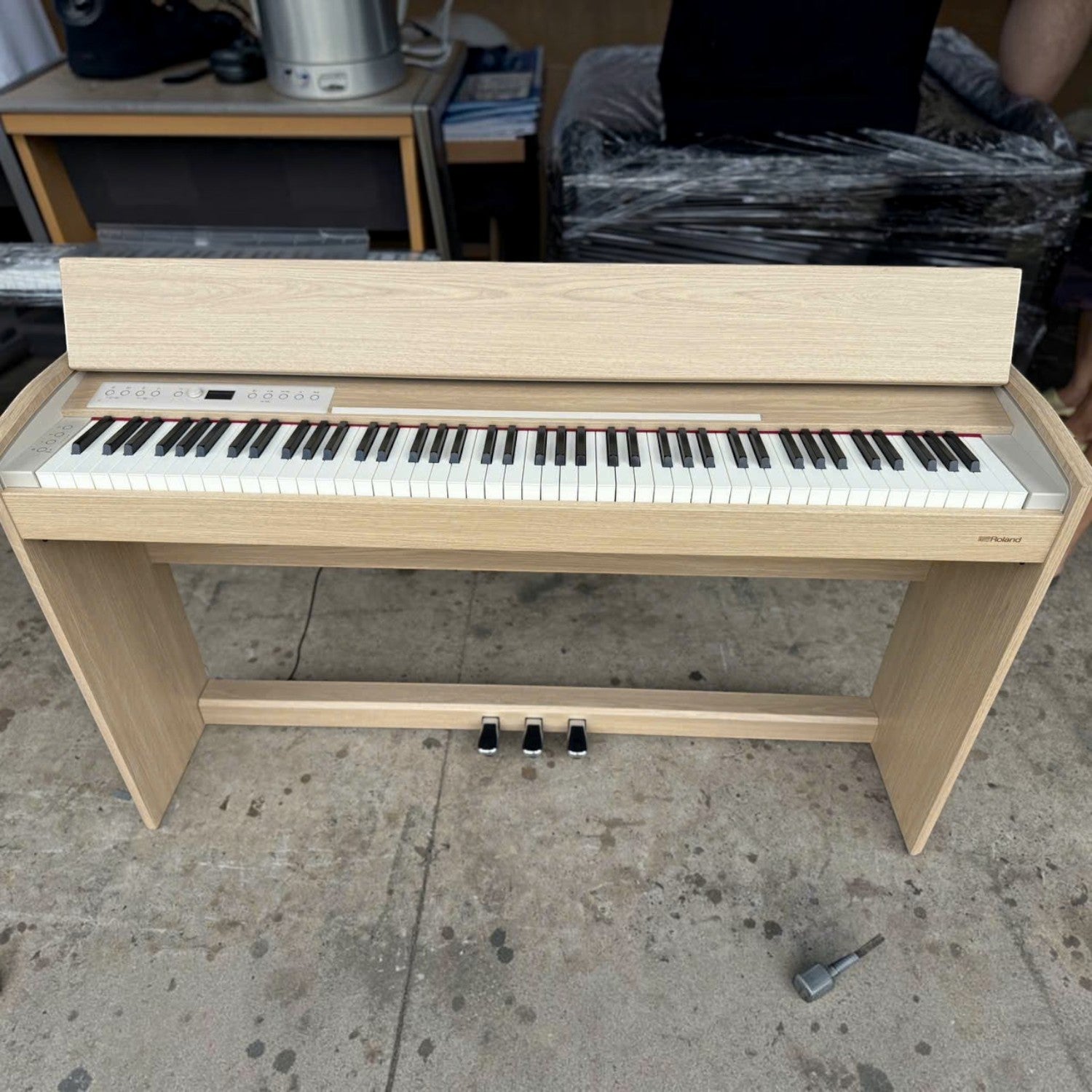 Đàn piano điện Roland F701 màu sồi vân gỗ hiện đại với thiết kế dáng phẳng tại TÂN NHẠC CỤ