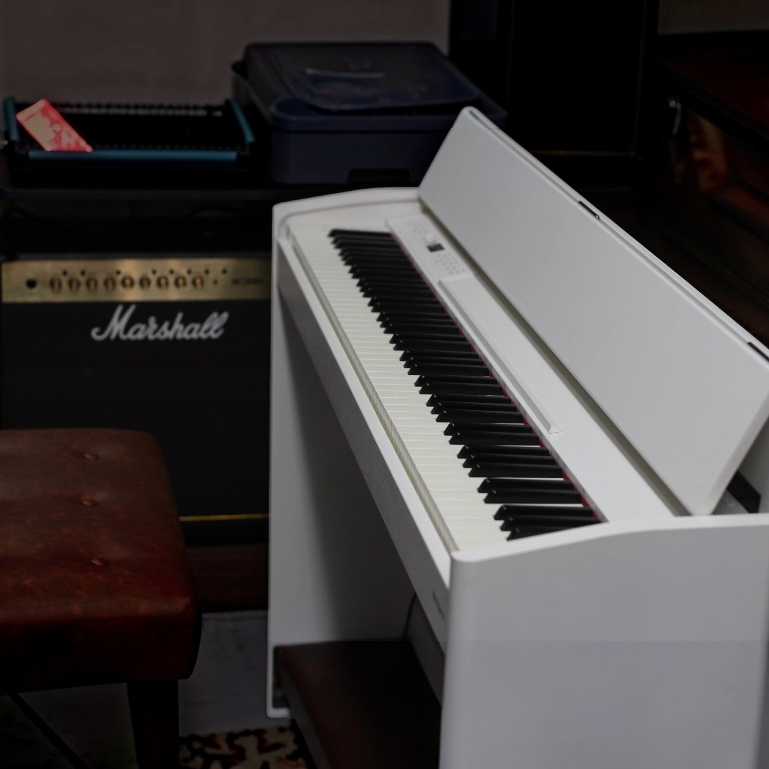 Đàn piano điện Roland F701 màu trắng tại showroom TÂN NHẠC CỤ, thiết kế hiện đại, bàn phím PHA-4 Standard.