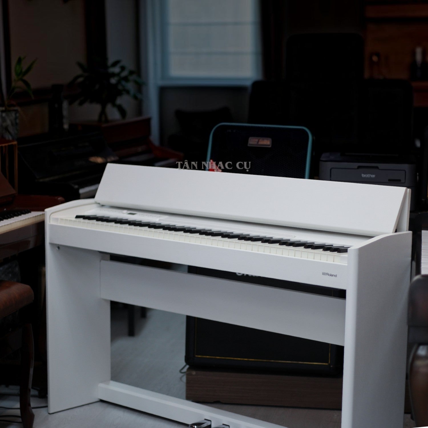 Đàn piano điện Roland F701 màu trắng thiết kế hiện đại tại showroom TÂN NHẠC CỤ