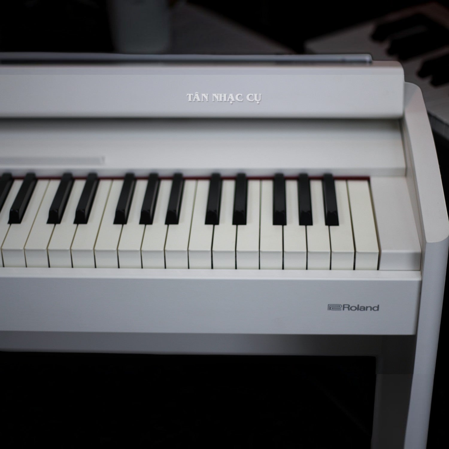 Đàn piano điện Roland F701 màu trắng tại showroom TÂN NHẠC CỤ với bàn phím PHA-4 Standard thiết kế hiện đại