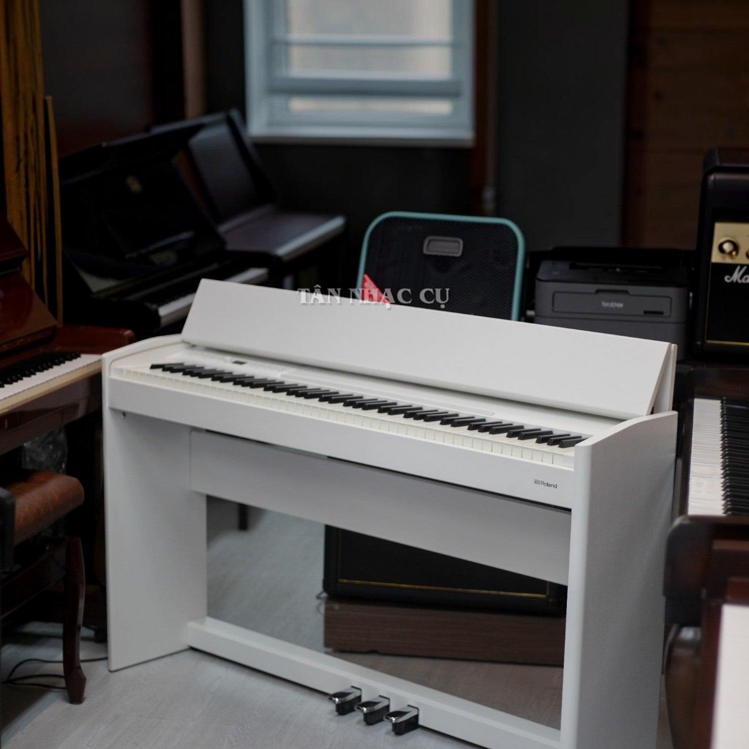 Đàn piano điện Roland F701 màu trắng hàng trưng bày tại Tân Nhạc Cụ, thiết kế hiện đại, bàn phím PHA-4 Standard.