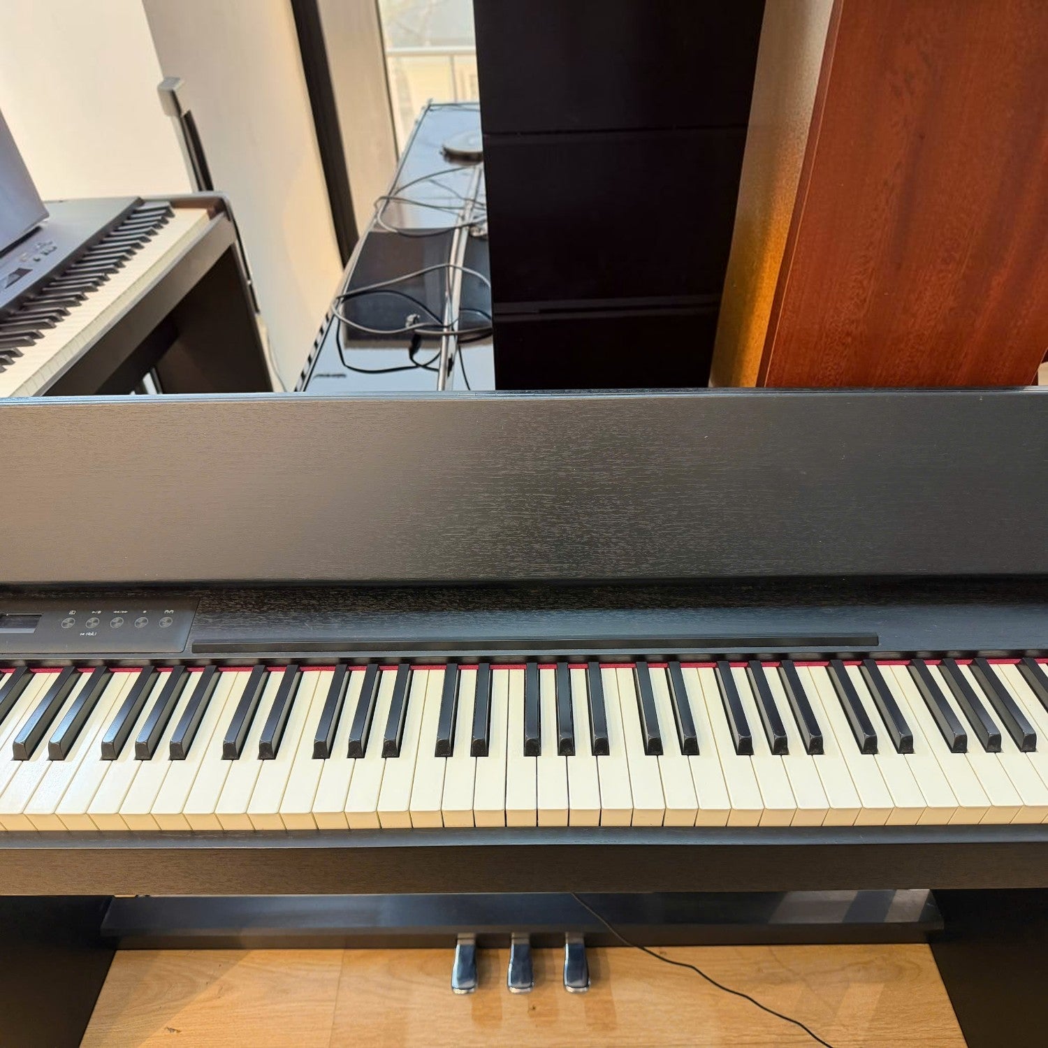 Đàn piano điện Roland F701 màu đen tại showroom TÂN NHẠC CỤ với thiết kế dáng phẳng hiện đại và 88 phím búa.