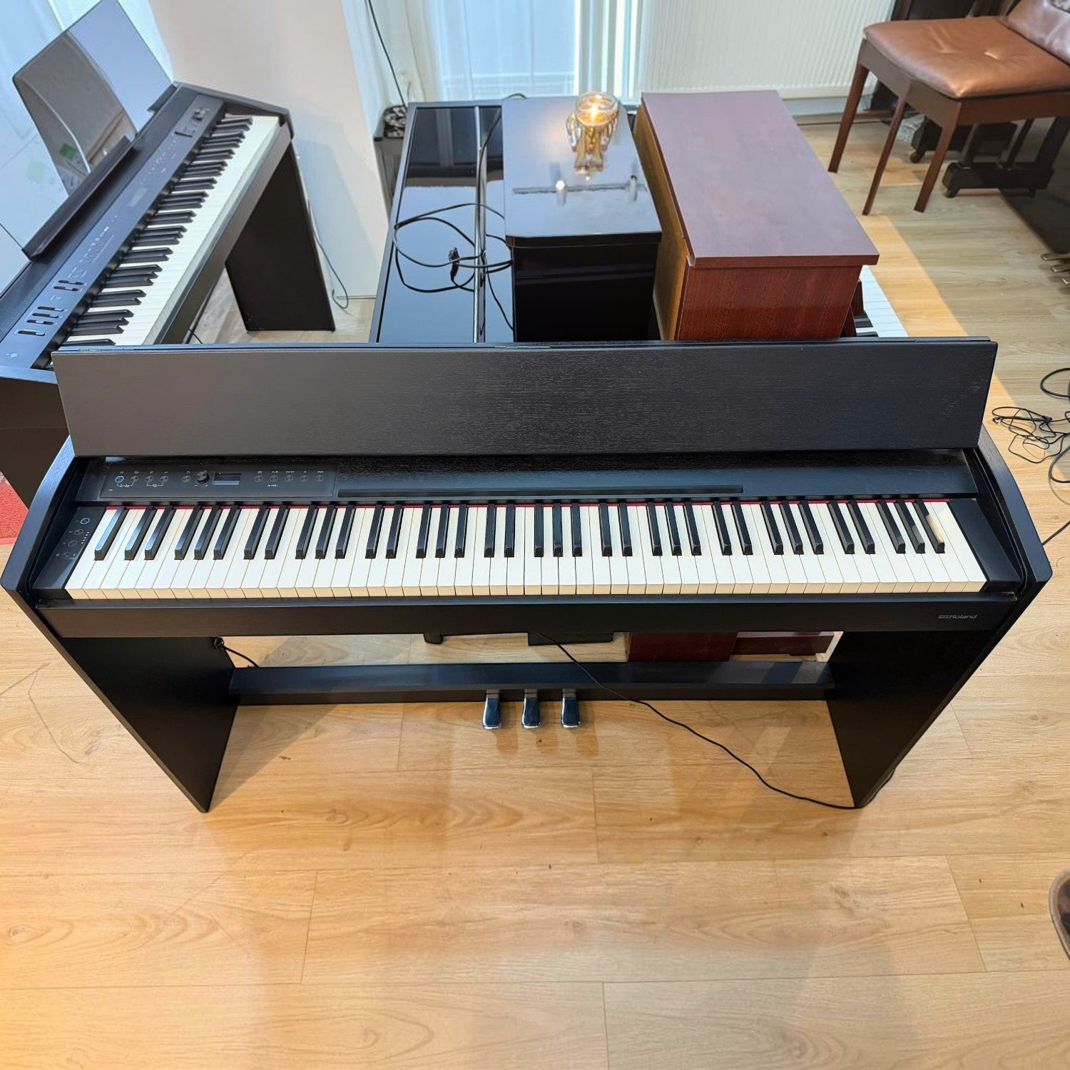 Đàn piano điện Roland F701 màu đen tại showroom Tân Nhạc Cụ với thiết kế dáng phẳng hiện đại và 88 phím búa