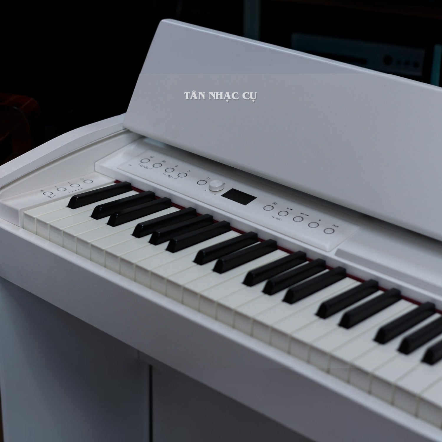 Đàn piano điện Roland F701 màu trắng tại showroom TÂN NHẠC CỤ, thiết kế hiện đại với bàn phím PHA-4 Standard.