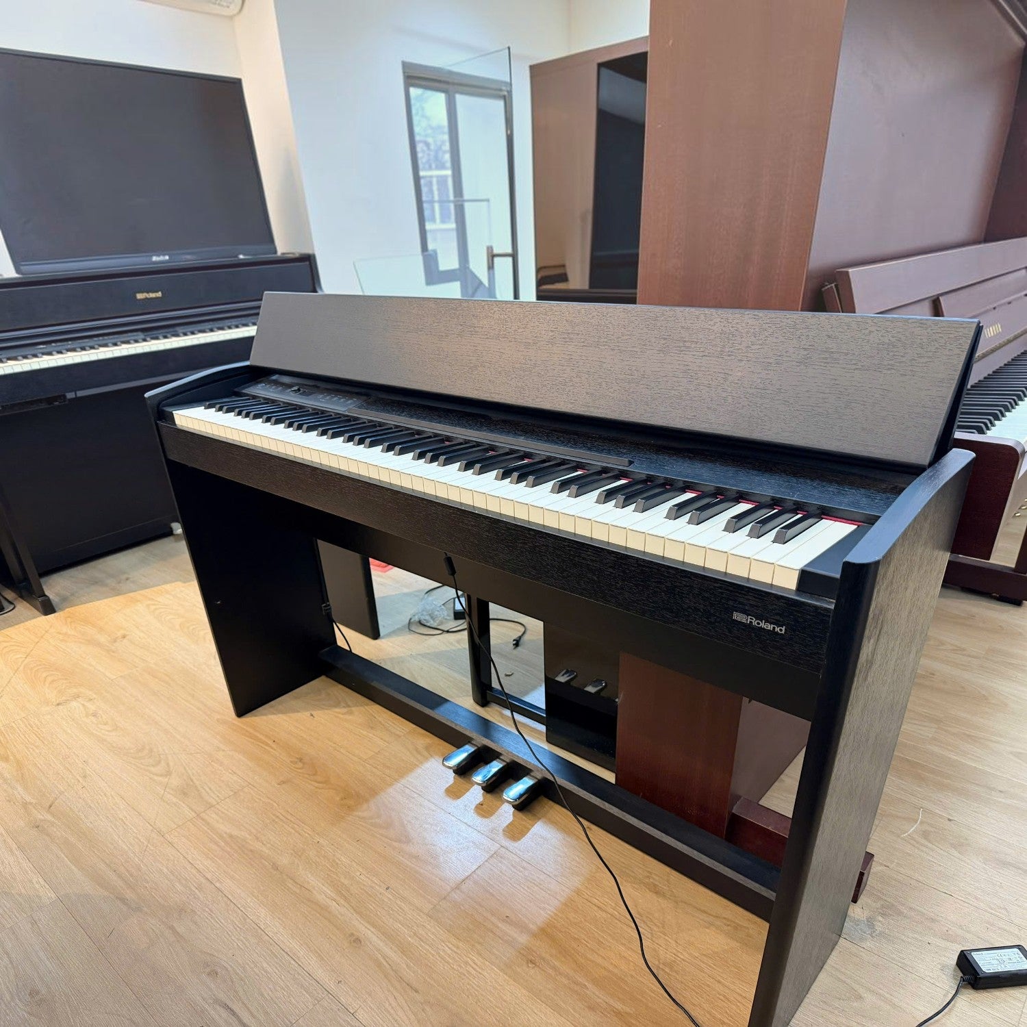 Đàn piano điện Roland F701 màu đen tại showroom TÂN NHẠC CỤ, thiết kế dáng phẳng hiện đại với 88 phím búa PHA-4.