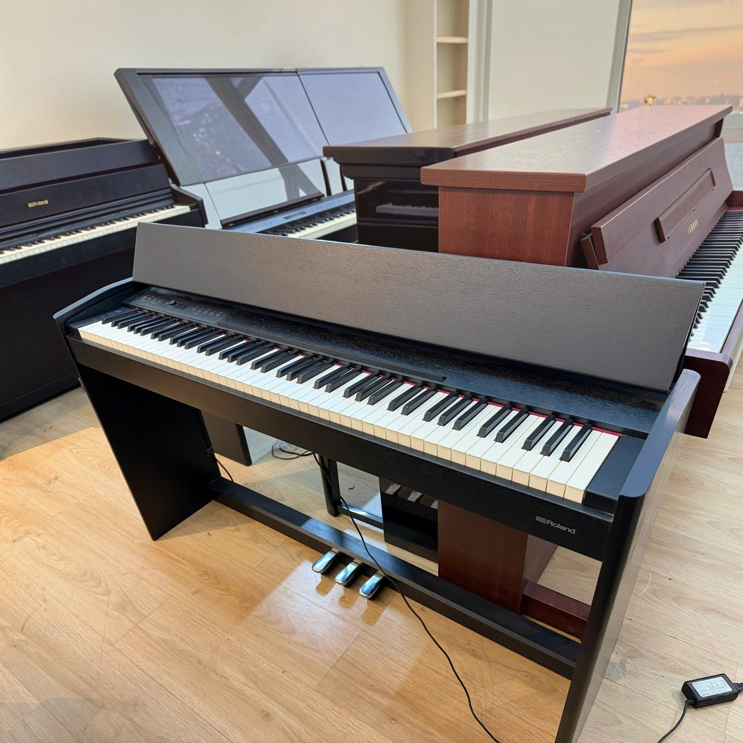 Đàn piano điện Roland F701 màu đen tại showroom Tân Nhạc Cụ với thiết kế dáng phẳng hiện đại và 88 phím búa