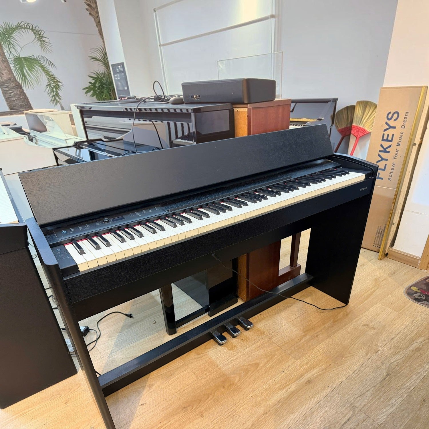 Đàn piano điện Roland F701 màu đen thiết kế dáng phẳng hiện đại tại showroom TÂN NHẠC CỤ