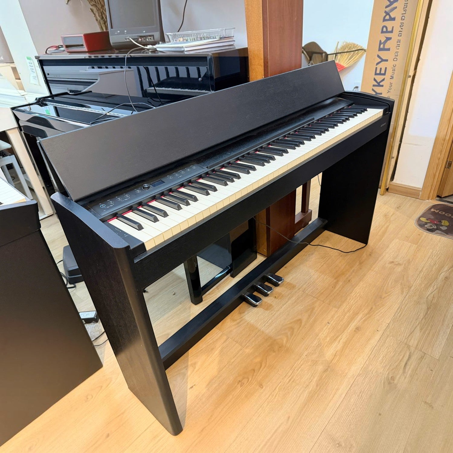 Đàn piano điện TÂN NHẠC CỤ Roland F701 màu đen với thiết kế dáng phẳng hiện đại, bàn phím 88 phím tại showroom