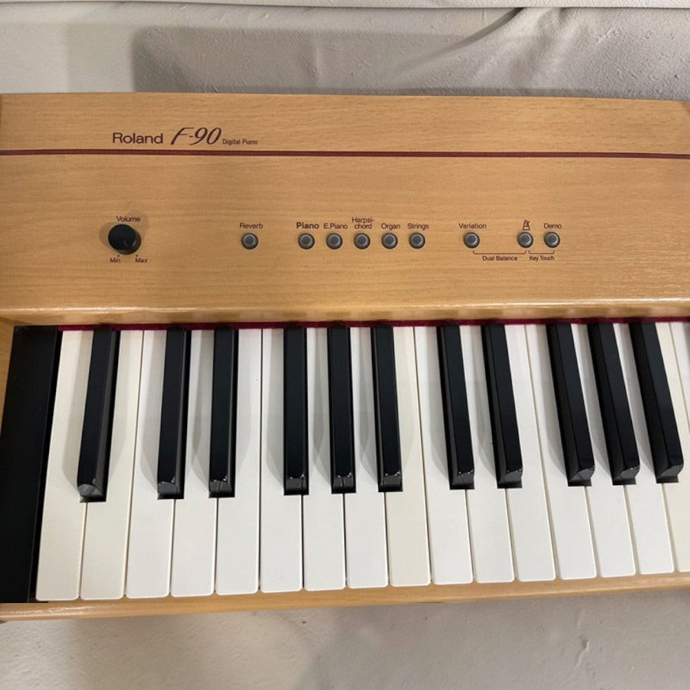 Đàn piano điện Roland F90 màu gỗ sáng với bảng điều khiển âm thanh tại Tân Nhạc Cụ