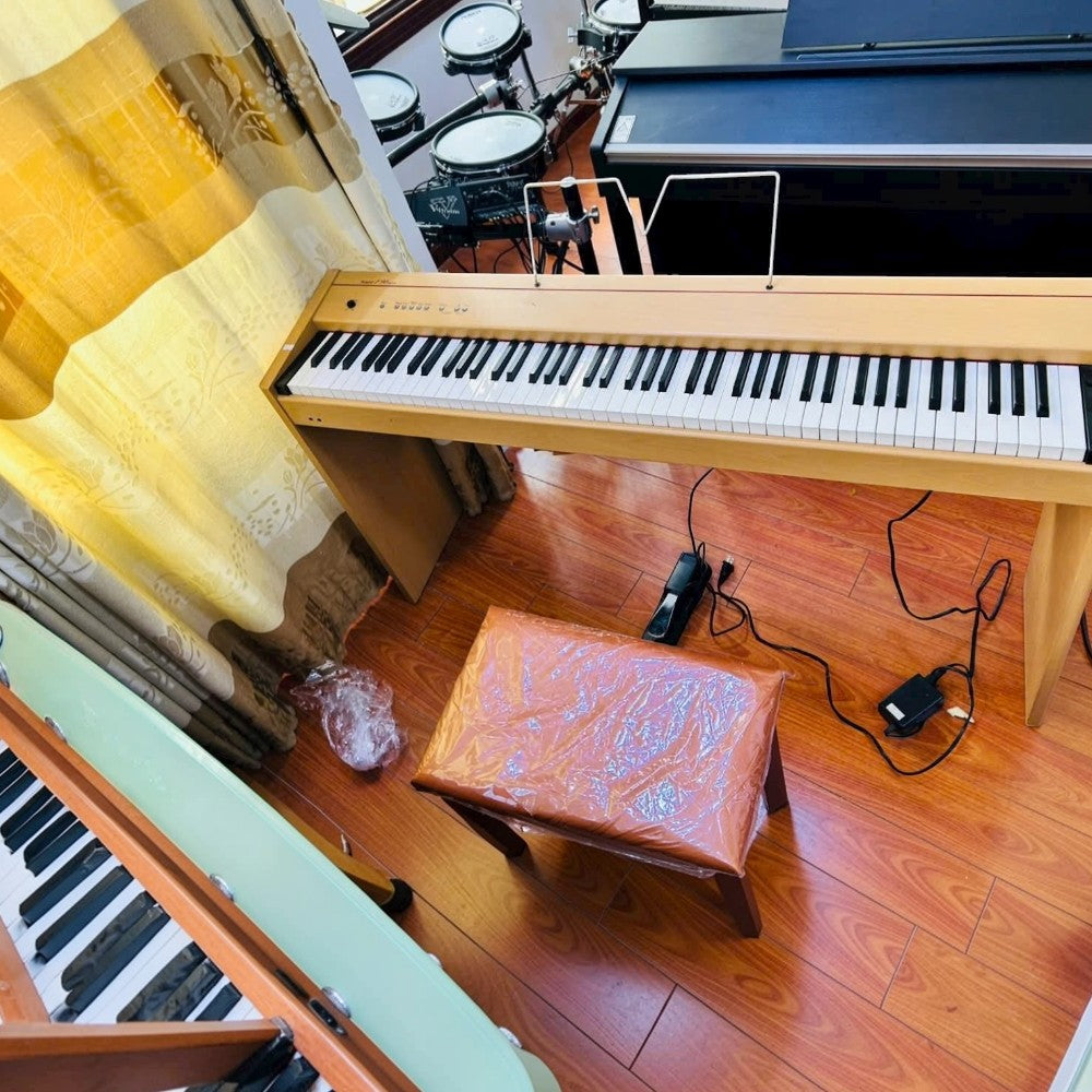 Đàn piano điện Roland F90 màu gỗ sáng tại showroom TÂN NHẠC CỤ, thiết kế gọn gàng với 88 phím búa thật.