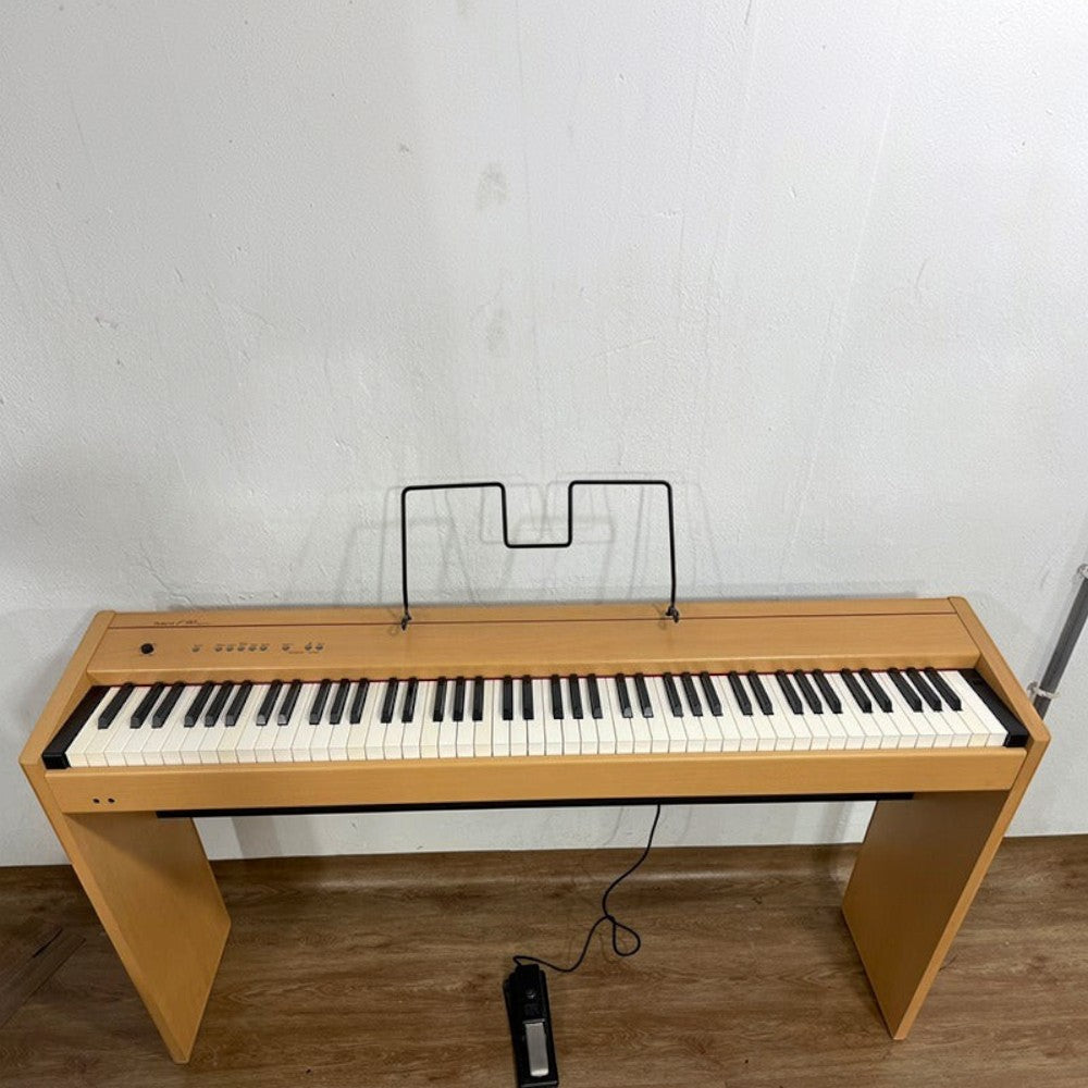 Đàn piano điện Roland F90 màu gỗ sáng tại Tân Nhạc Cụ, thiết kế 88 phím búa Progressive Hammer Action nhỏ gọn.
