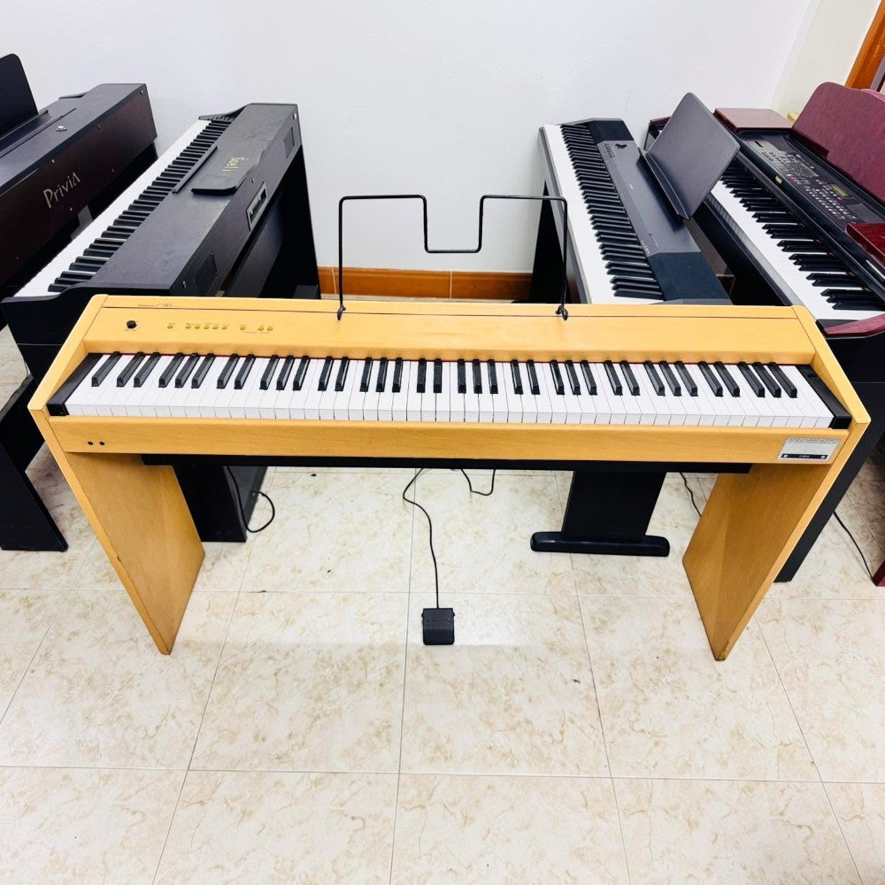 Đàn piano điện Roland F90 màu gỗ sáng tại cửa hàng Tân Nhạc Cụ, thiết kế nhỏ gọn với 88 phím búa.