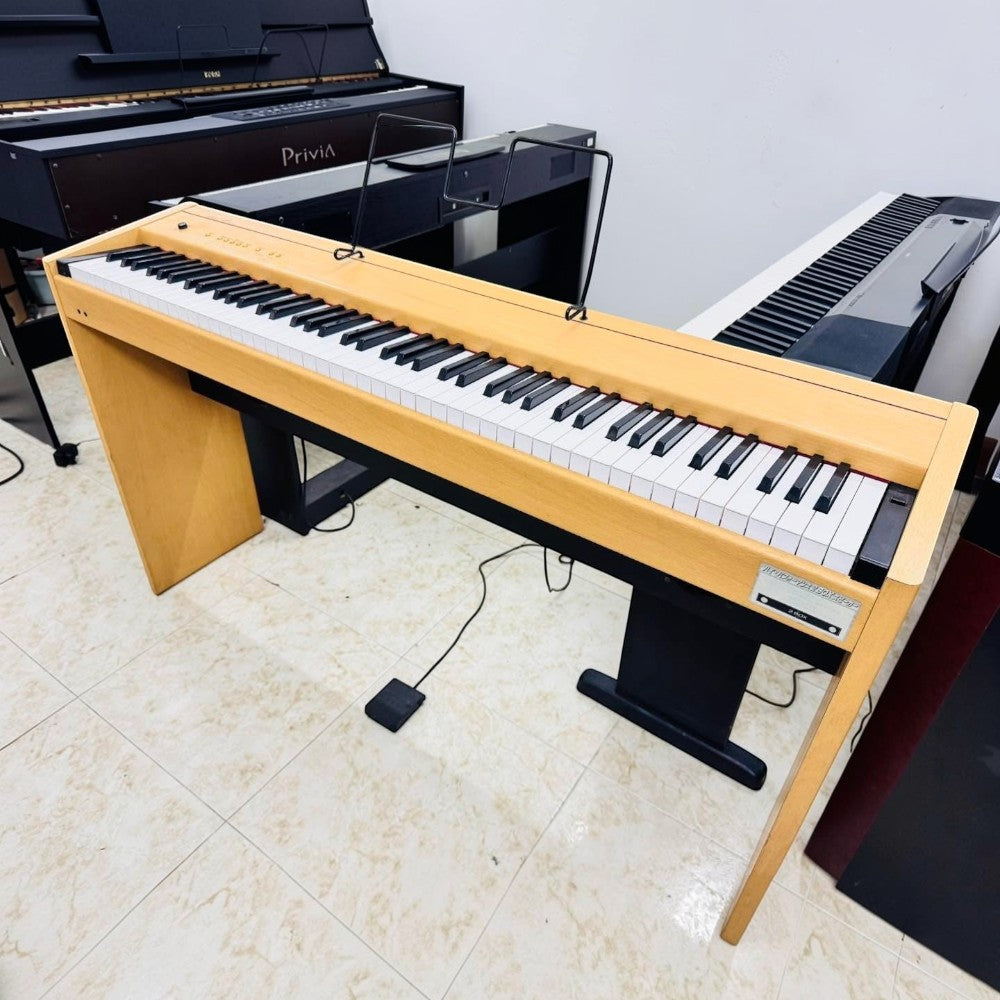 Đàn piano điện Roland F90 màu gỗ sáng tại cửa hàng TÂN NHẠC CỤ, thiết kế dáng gọn 88 phím với bàn phím búa.