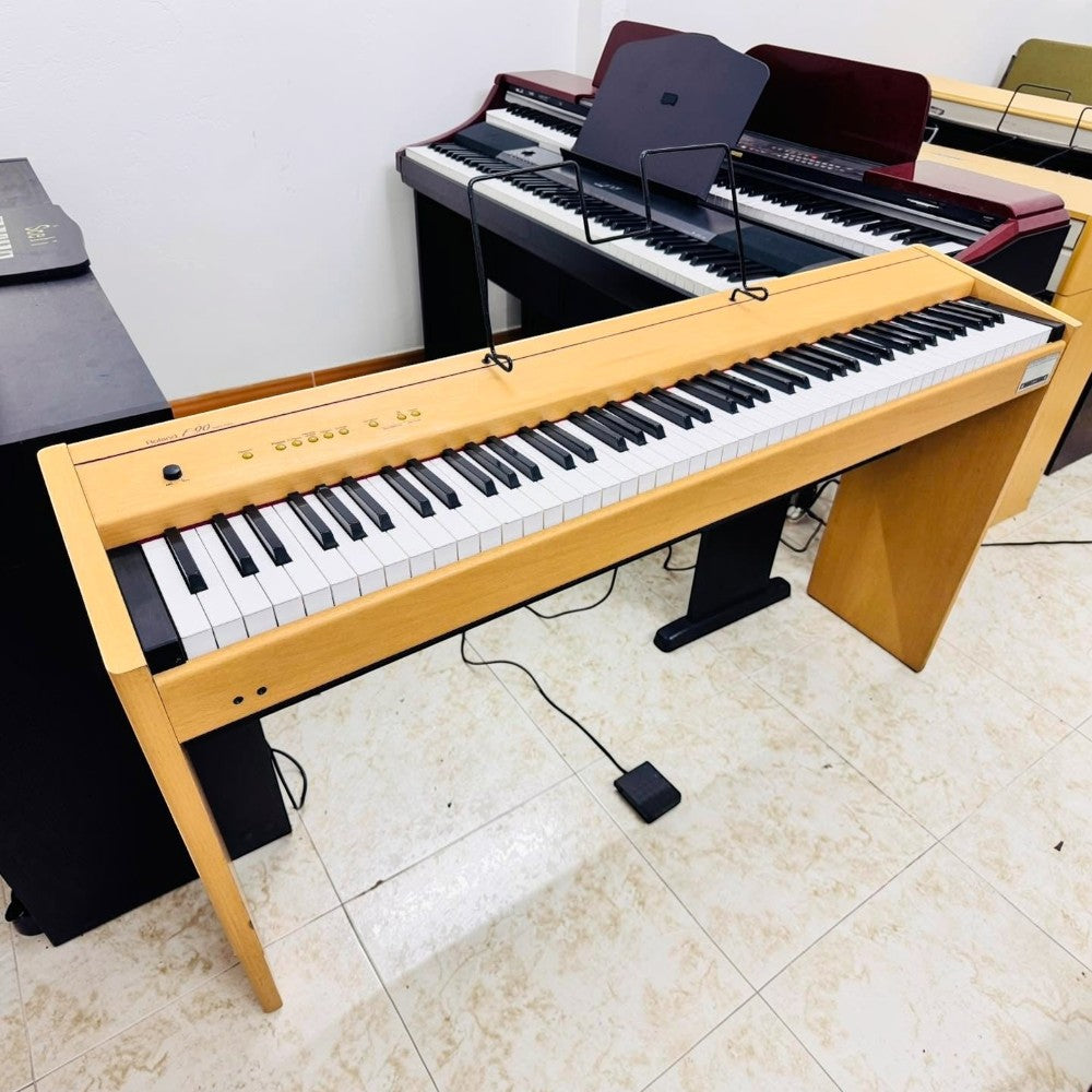 Đàn piano điện Roland F90 màu gỗ sáng tại Tân Nhạc Cụ, thiết kế 88 phím búa Progressive Hammer Action nhỏ gọn.