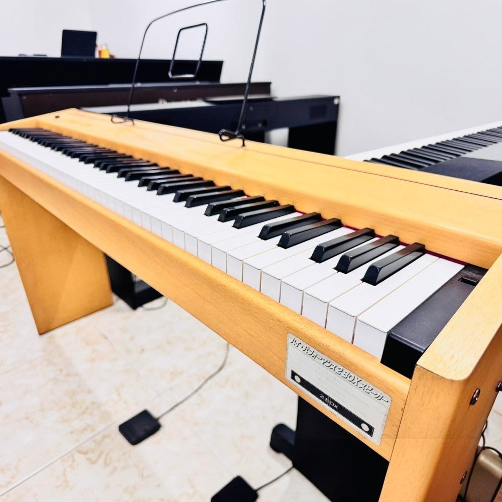 Đàn piano điện Roland F90 màu gỗ sáng tại cửa hàng TÂN NHẠC CỤ với thiết kế nhỏ gọn và bàn phím búa 88 phím