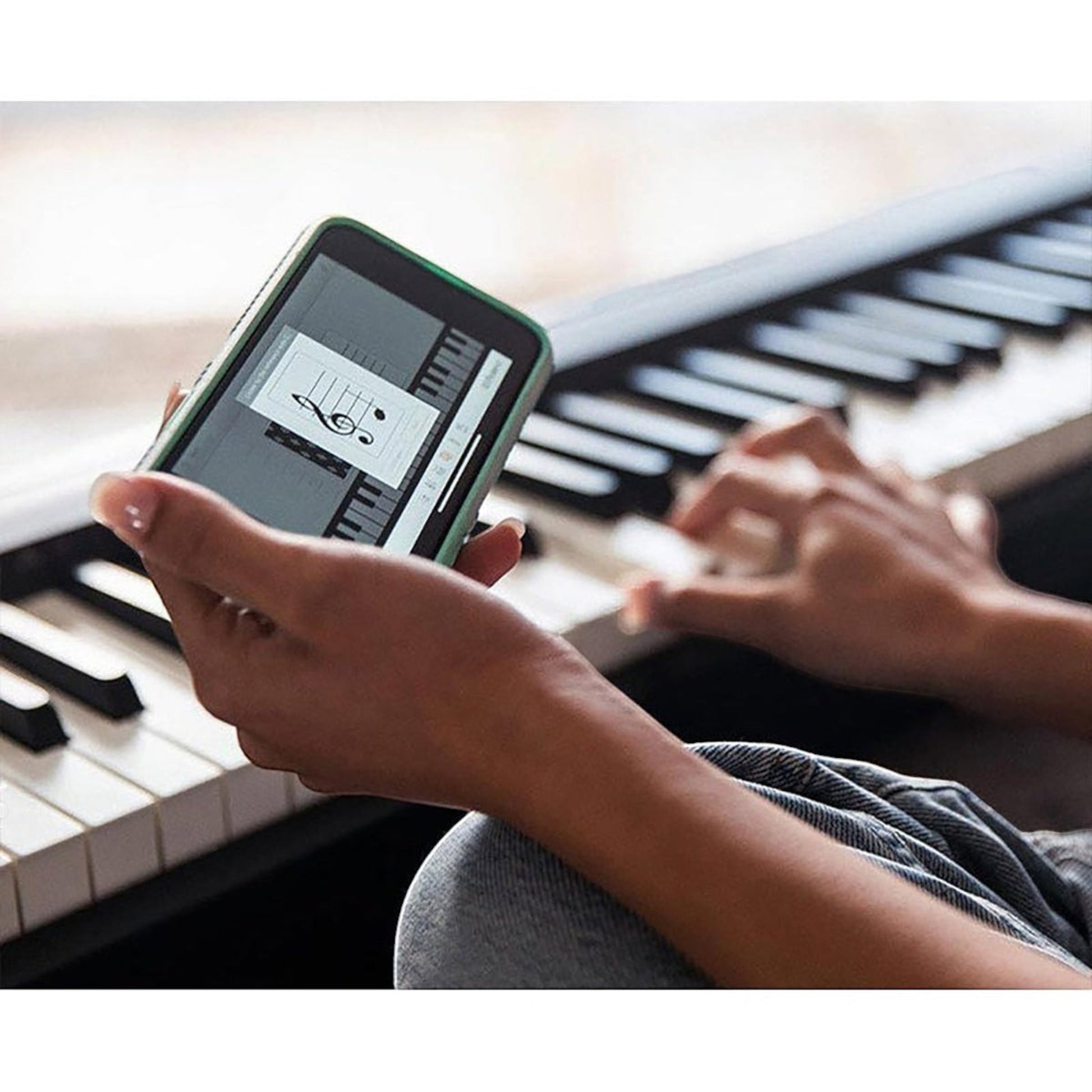 Người dùng kết nối điện thoại với đàn piano điện Roland FP10 tại Tân Nhạc Cụ để sử dụng ứng dụng học nhạc