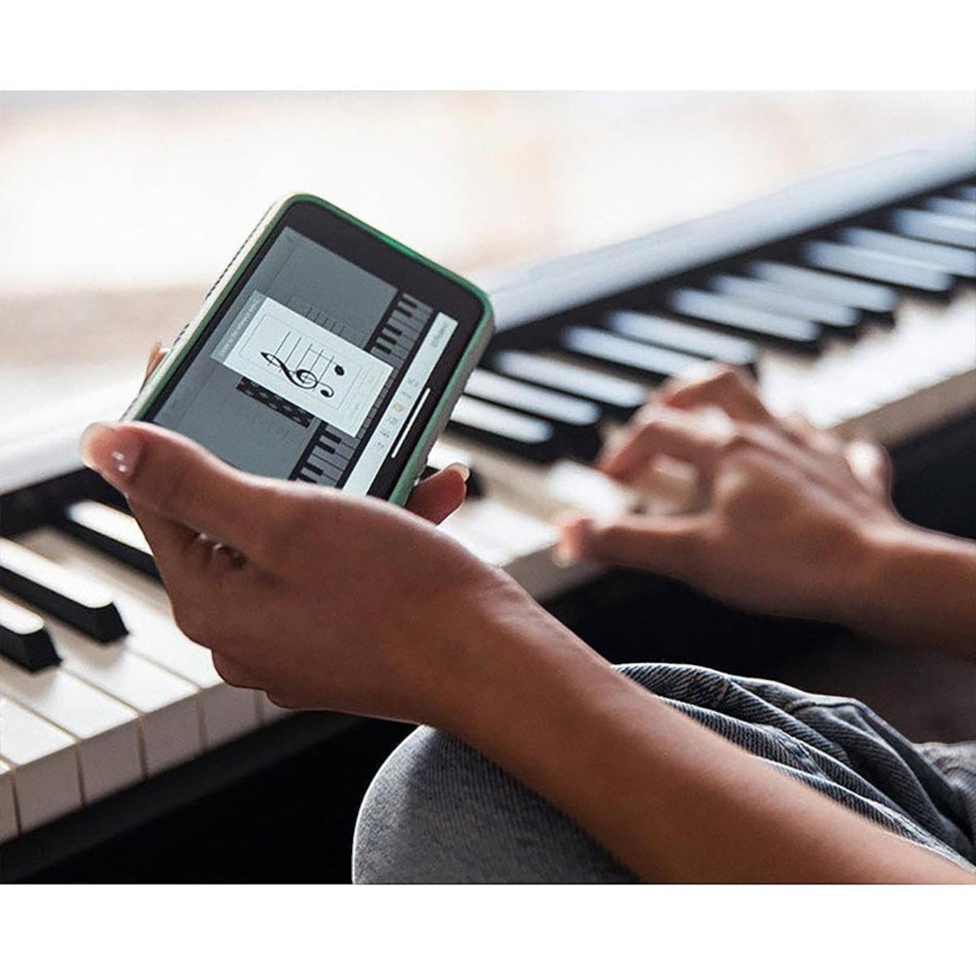 Người dùng kết nối điện thoại với đàn piano điện Roland FP10 tại Tân Nhạc Cụ để sử dụng ứng dụng học nhạc