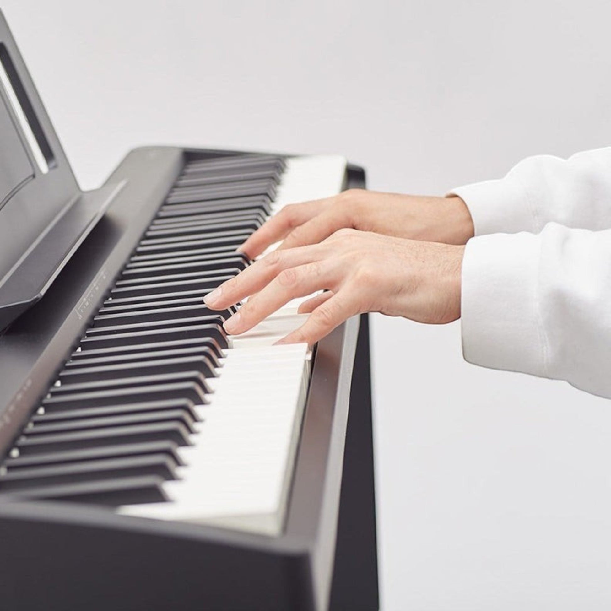 Người chơi đang sử dụng đàn piano điện Roland FP-10 màu đen với bàn phím PHA-4 tại TÂN NHẠC CỤ