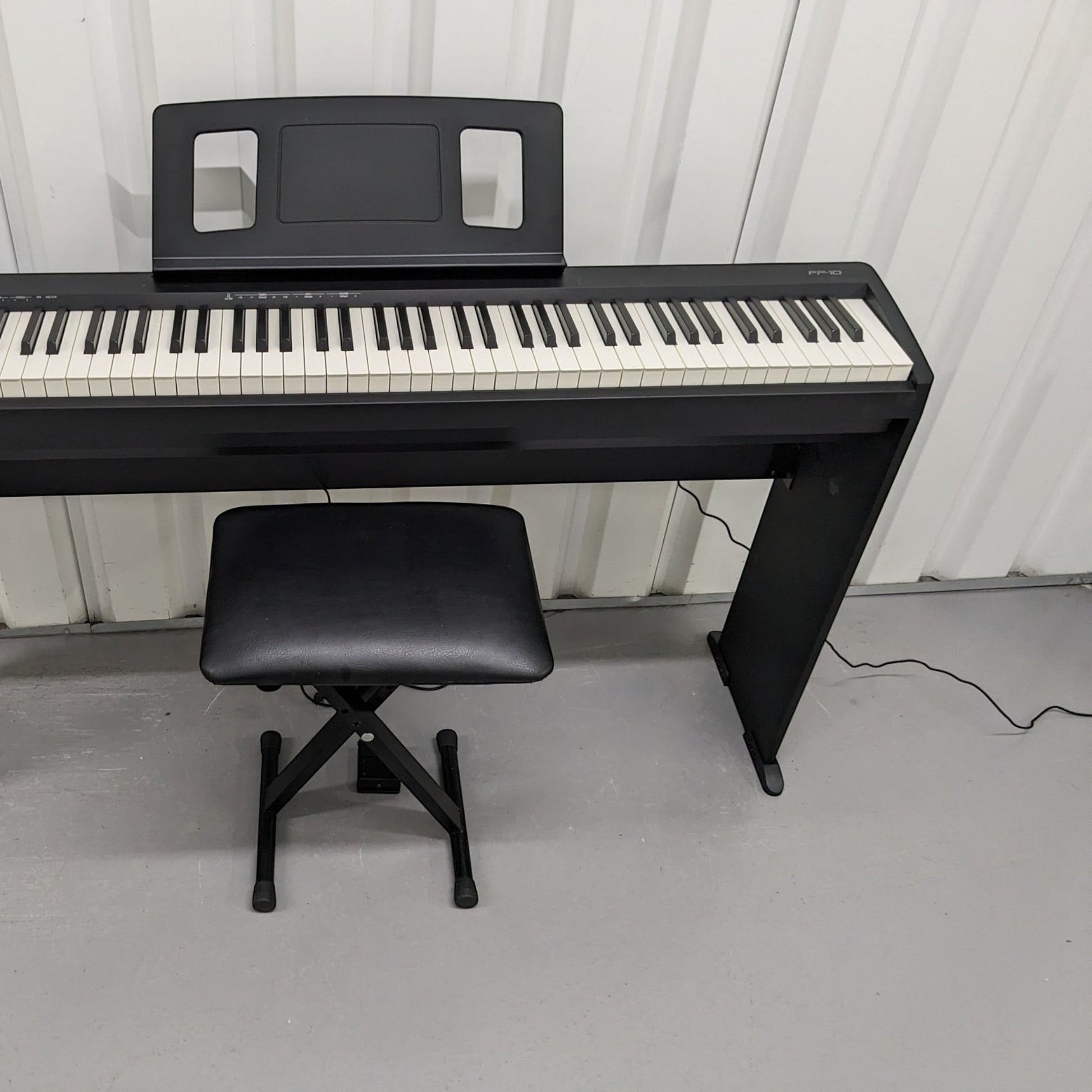 Đàn piano điện Roland FP-10 màu đen với bàn phím PHA-4, giá đỡ nhạc và ghế ngồi tại TÂN NHẠC CỤ