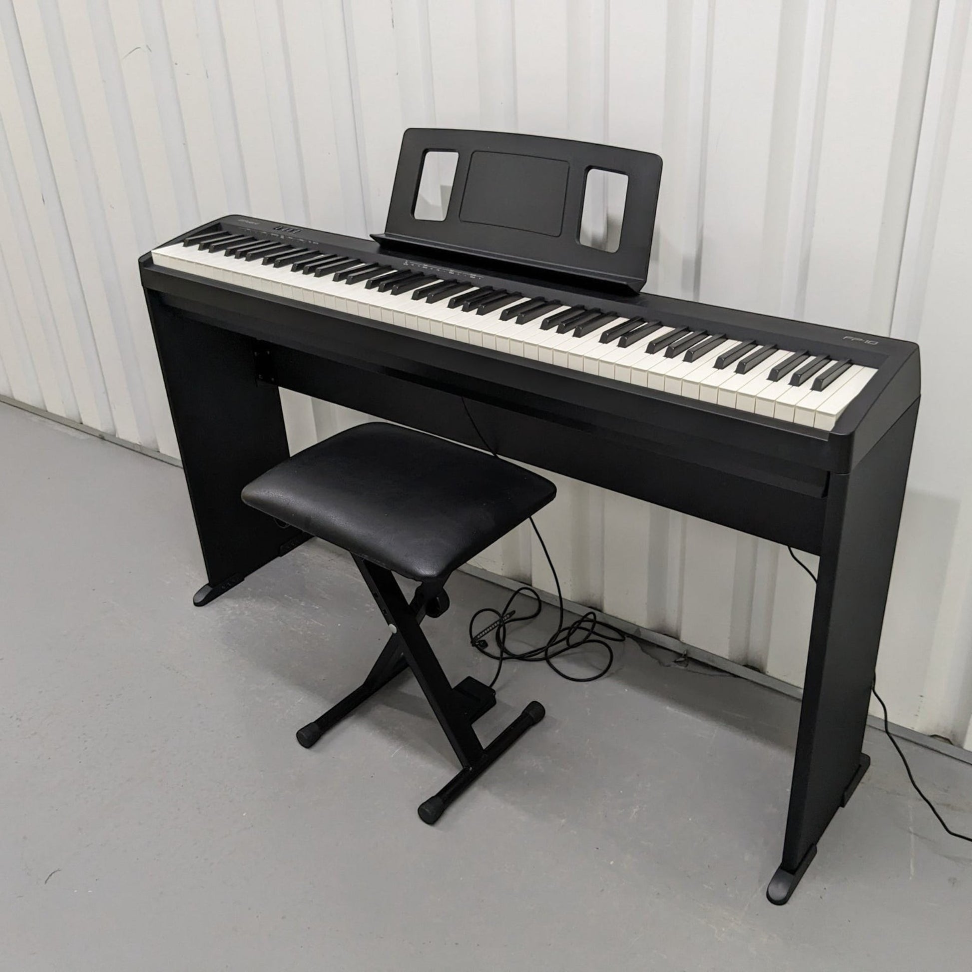Đàn piano điện Roland FP-10 màu đen tại TÂN NHẠC CỤ, thiết kế gọn nhẹ với bàn phím PHA-4 Standard và ghế đàn đi kèm.