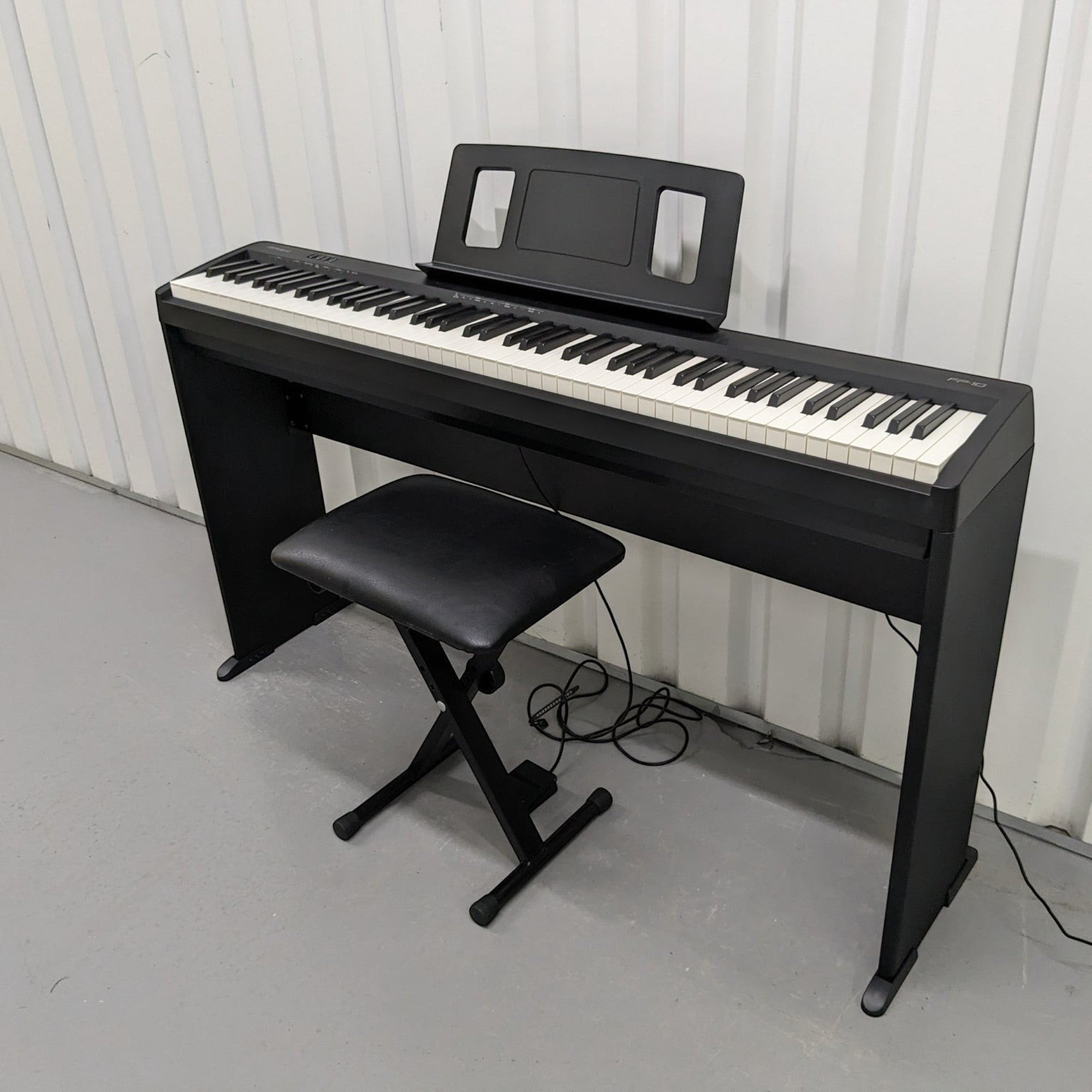 Đàn piano điện Roland FP-10 màu đen tại TÂN NHẠC CỤ, thiết kế gọn nhẹ với bàn phím PHA-4 Standard và ghế đàn đi kèm.