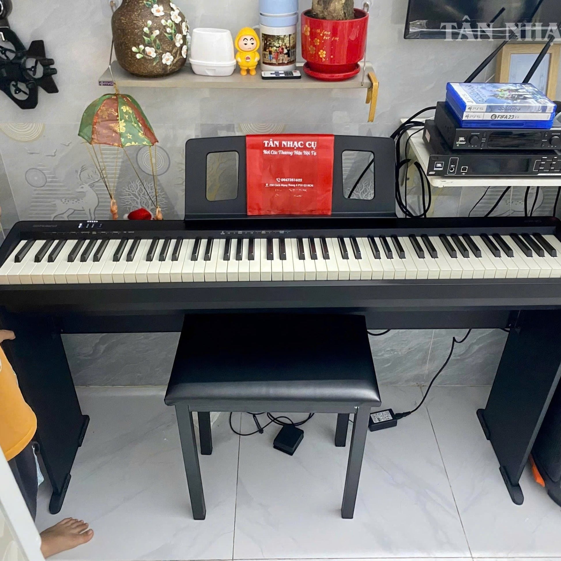 Đàn piano điện Roland FP-10 màu đen tại showroom TÂN NHẠC CỤ, thiết kế gọn nhẹ với bàn phím PHA-4 Standard.