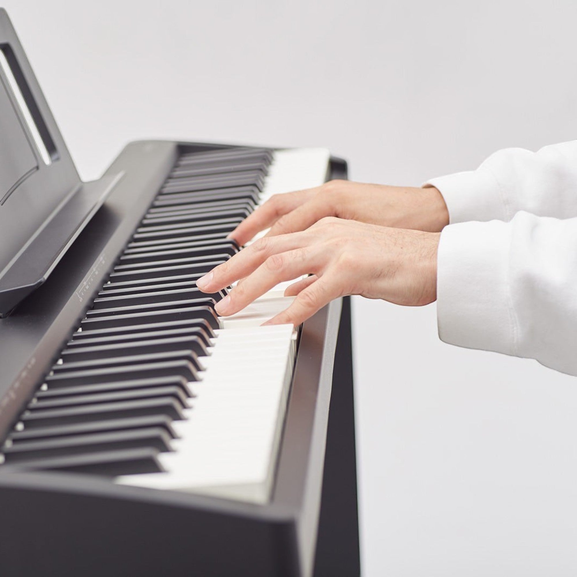 Người chơi đang sử dụng bàn phím PHA-4 trên đàn piano điện Roland FP-10 màu đen tại TÂN NHẠC CỤ