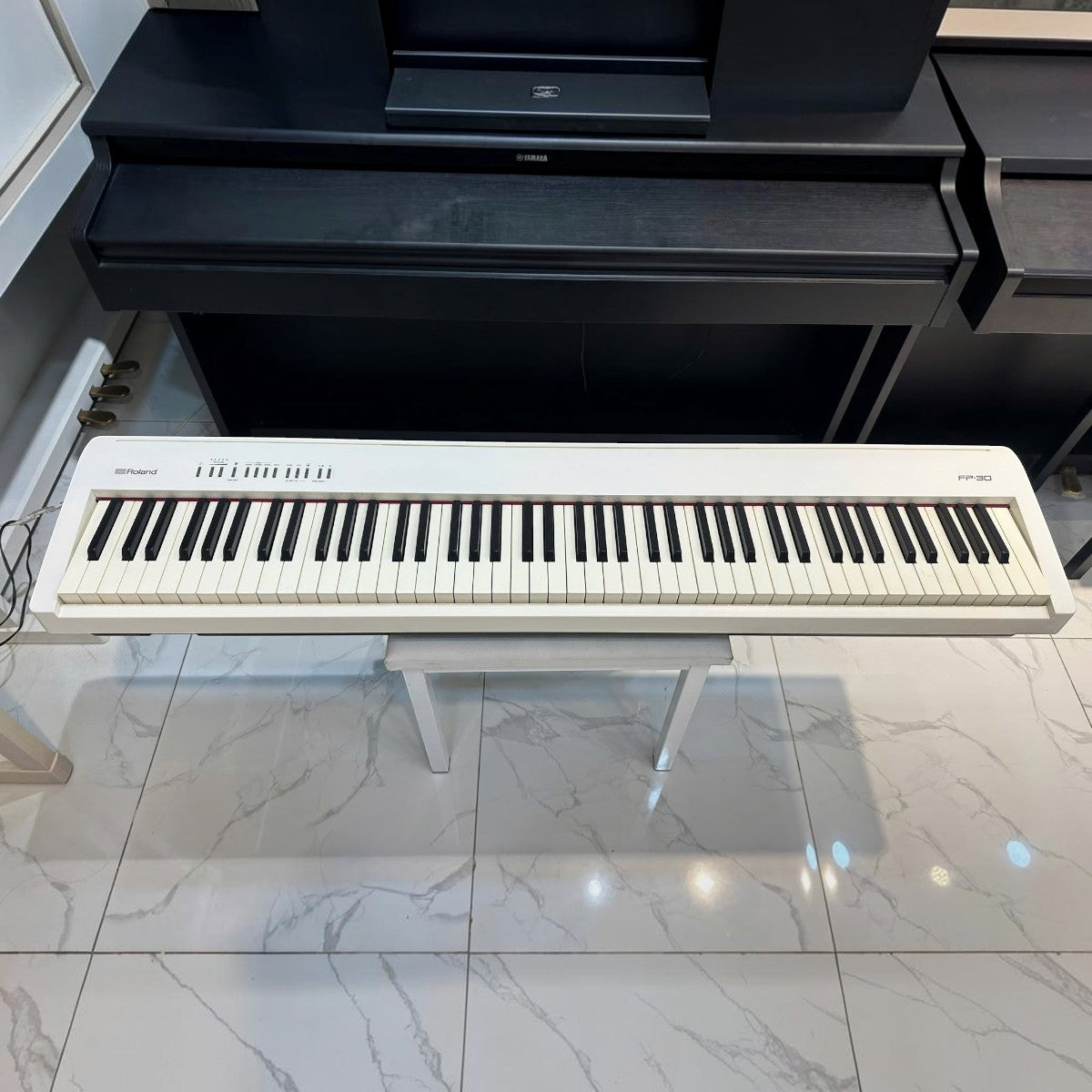 Đàn piano điện Roland FP-30 màu trắng tại showroom TÂN NHẠC CỤ, thiết kế 88 phím búa nặng PHA-4 gọn nhẹ.