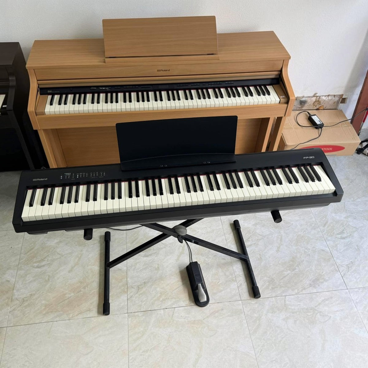 Đàn piano điện Roland FP-30 màu đen với bàn phím búa nặng tại showroom TÂN NHẠC CỤ