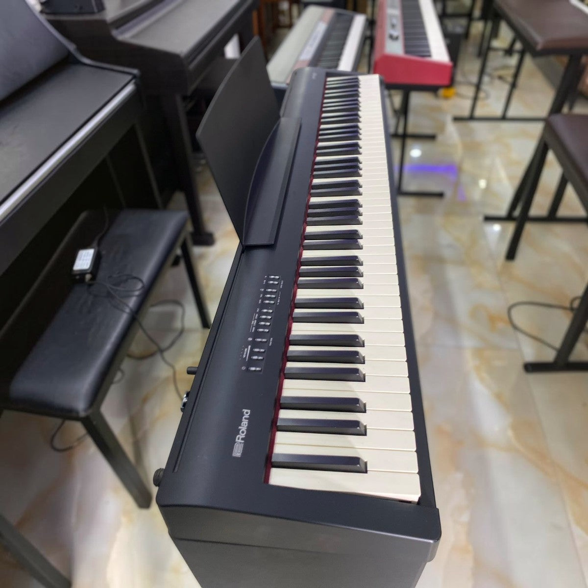 Đàn piano điện Roland FP-30 màu đen với bàn phím búa nặng tại showroom TÂN NHẠC CỤ