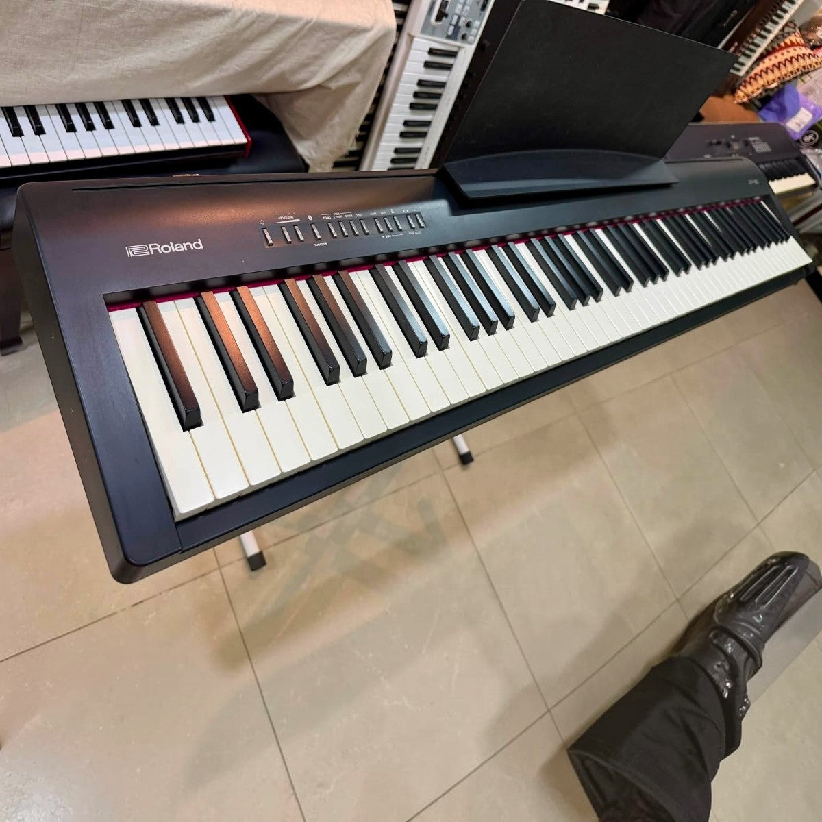 Đàn piano điện Roland FP-30 màu đen tại showroom TÂN NHẠC CỤ, thiết kế 88 phím búa nặng PHA-4 Standard gọn nhẹ.