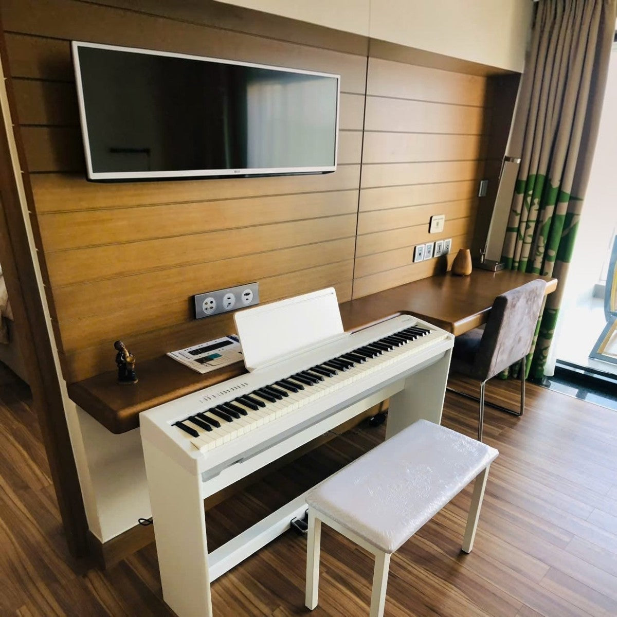 Đàn piano điện Roland FP-30 màu trắng tại showroom TÂN NHẠC CỤ, thiết kế gọn nhẹ với bàn phím búa nặng PHA-4 Standard