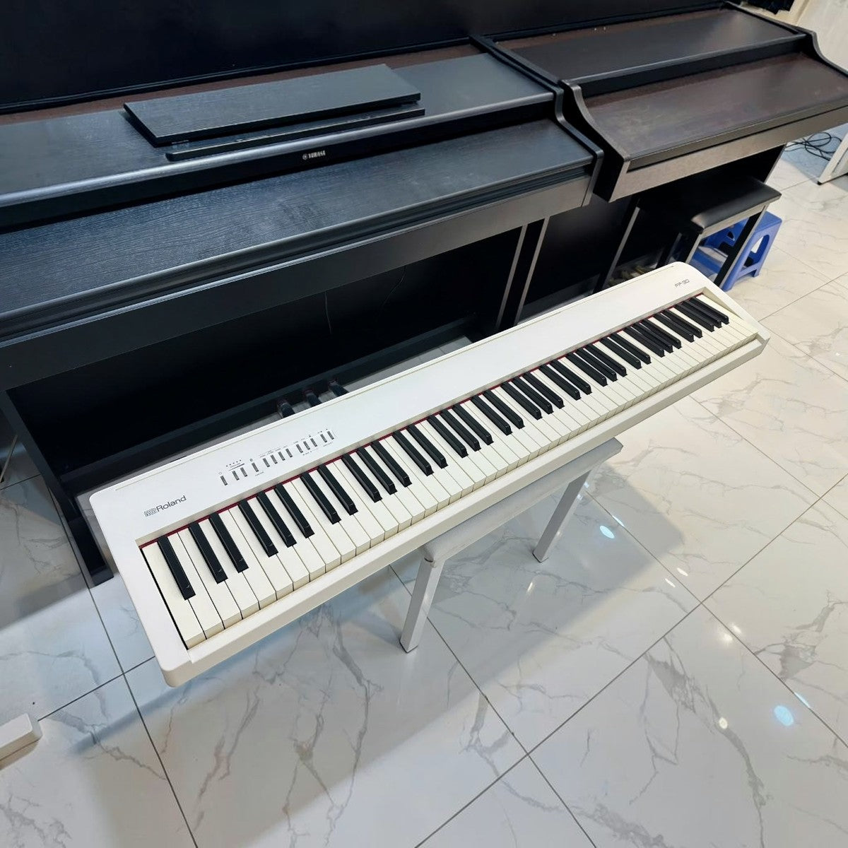 Đàn piano điện Roland FP-30 màu trắng tại showroom TÂN NHẠC CỤ, thiết kế 88 phím búa nặng PHA-4 Standard gọn nhẹ.