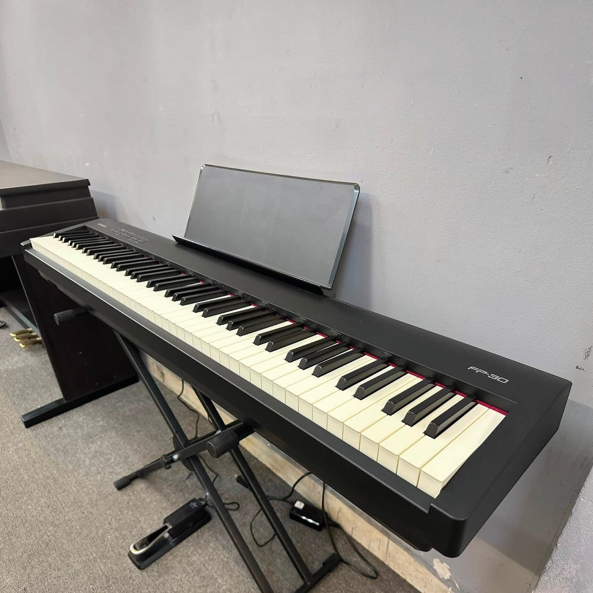 Đàn piano điện Roland FP-30 màu đen tại showroom TÂN NHẠC CỤ với bàn phím búa nặng PHA-4 Standard và giá để nhạc