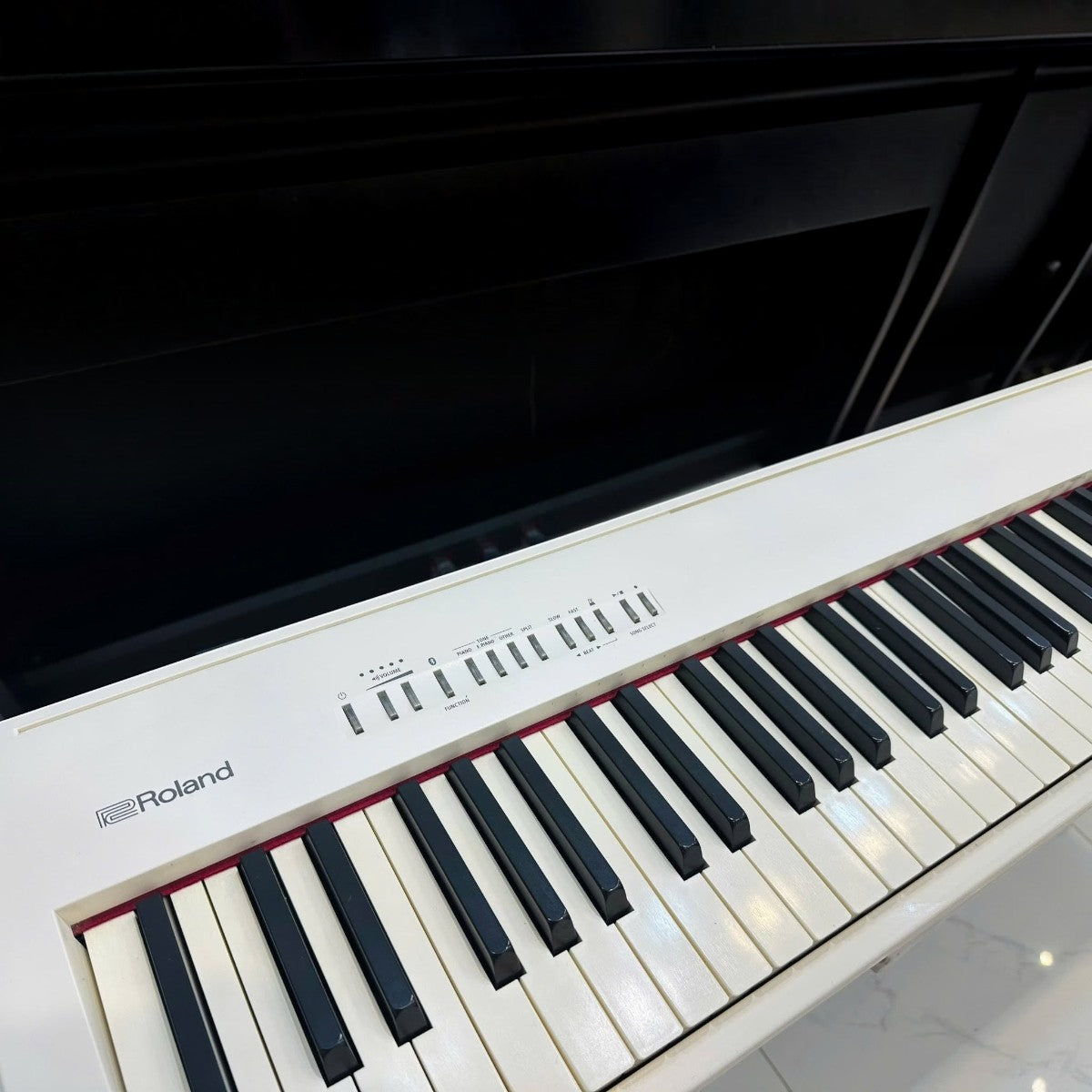 Đàn piano điện Roland FP-30 màu trắng tại TÂN NHẠC CỤ với bàn phím búa nặng PHA-4 Standard thiết kế tinh tế