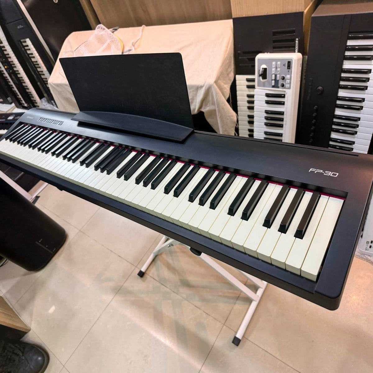 Đàn piano điện Roland FP-30 màu đen tại showroom TÂN NHẠC CỤ với bàn phím búa nặng PHA-4 Standard