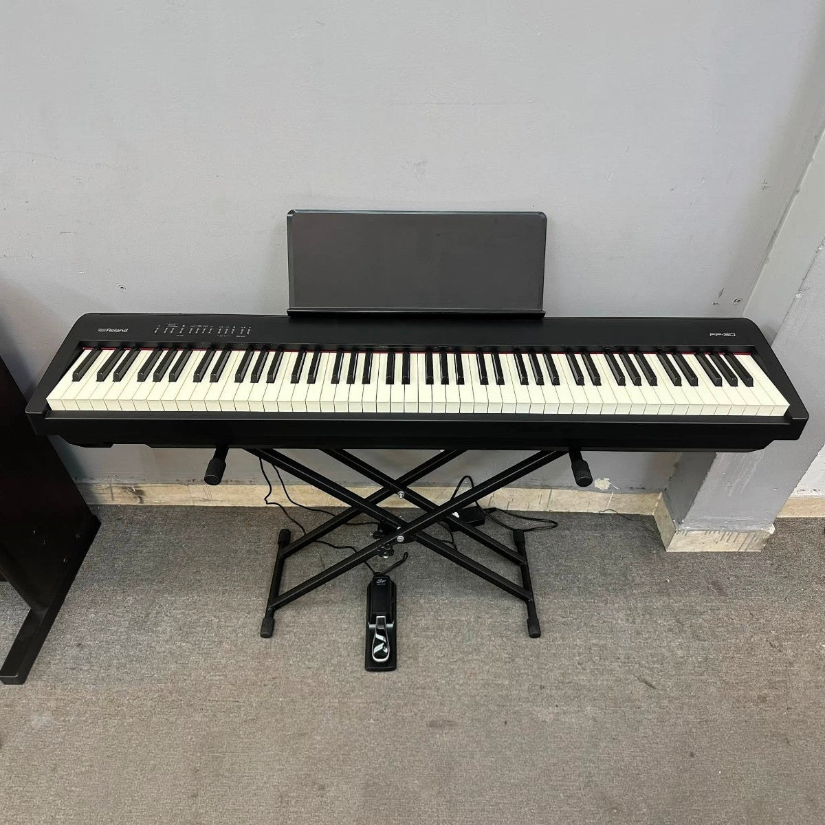 Đàn piano điện Roland FP-30 màu đen tại TÂN NHẠC CỤ, thiết kế 88 phím búa nặng PHA-4 Standard gọn nhẹ.